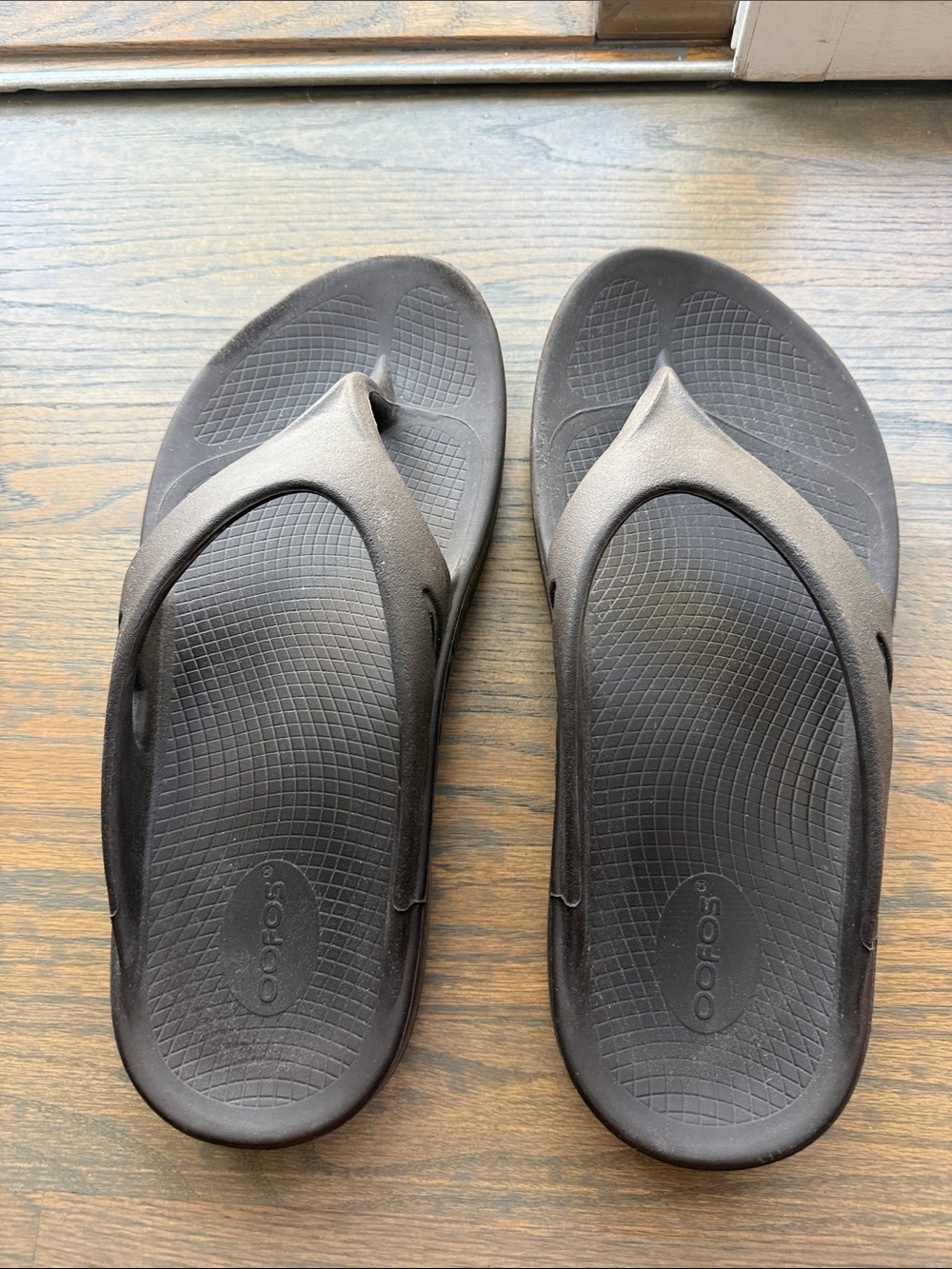 OOFOS Men's Brown Recovery Thong Sandals